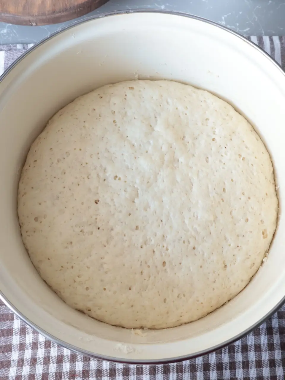 Białe ciasto drożdżowe rośnie w misce